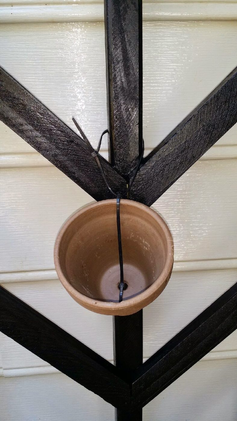 hang flower pots on a lattice using zip ties to make a hanging garden - Easter Avenue Co on @Bekob