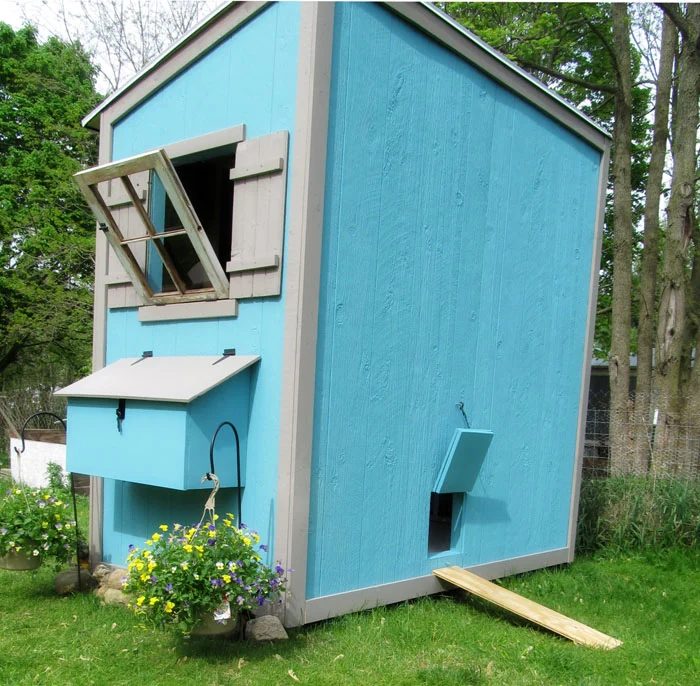 This is a great CUTE chicken coop!