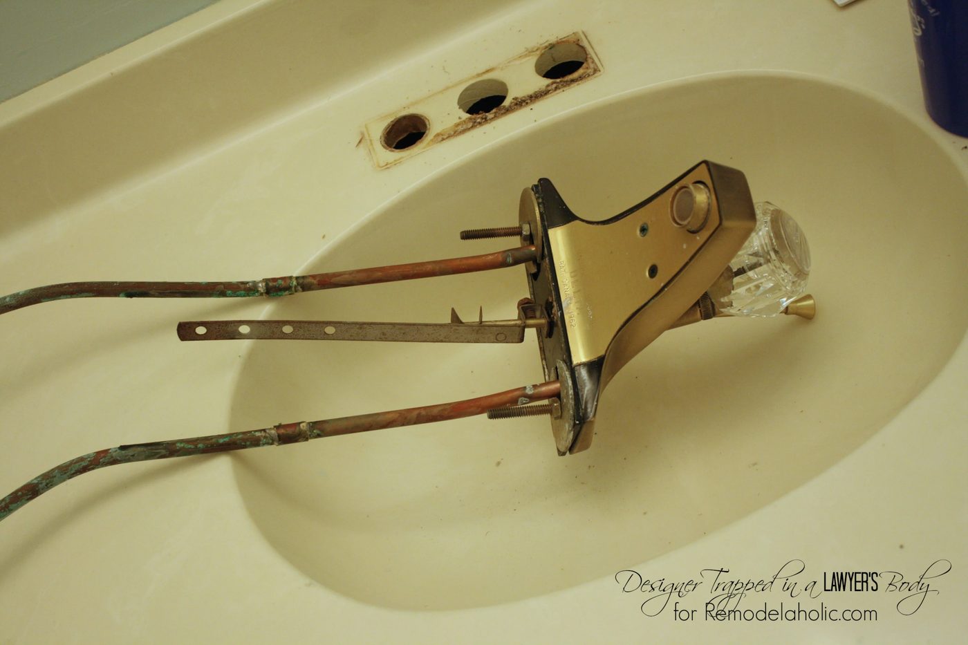 MUST PIN! Learn how to transform a cultured marble counter top and sink with concrete on Bekob.com!