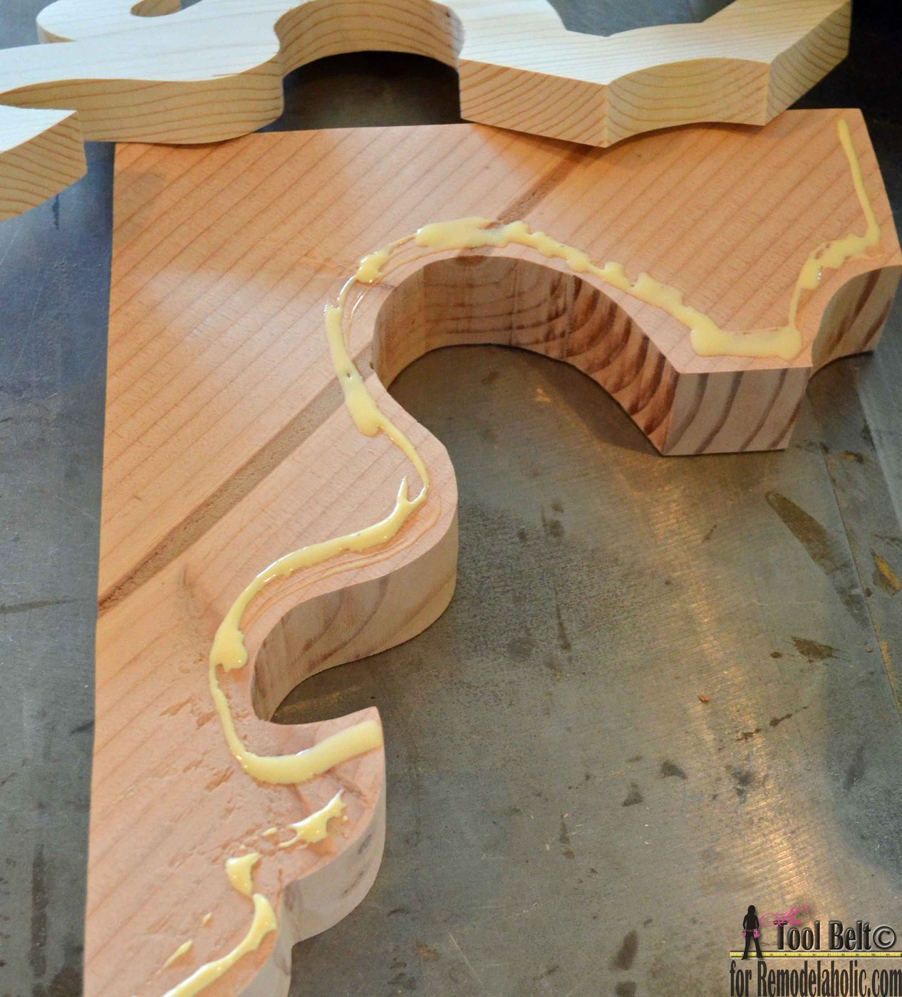 Handmade corbels inspired from these vintage finds, pattern and walkthrough on Bekob.com