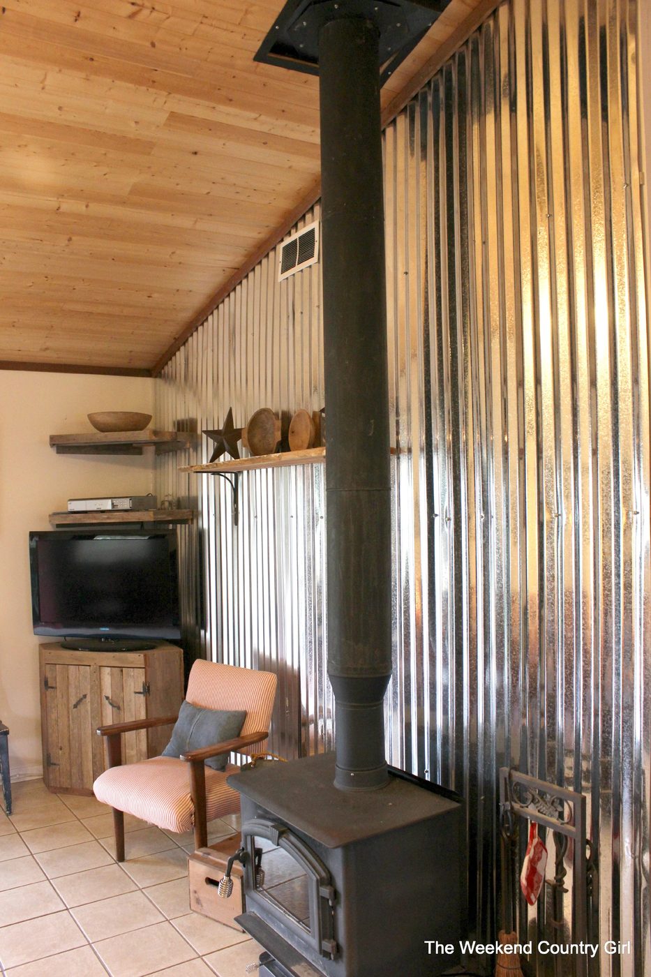 how to use corrugated tin metal sheets as an accent wall treatment - The Weekend Country Girl featured on @Bekob