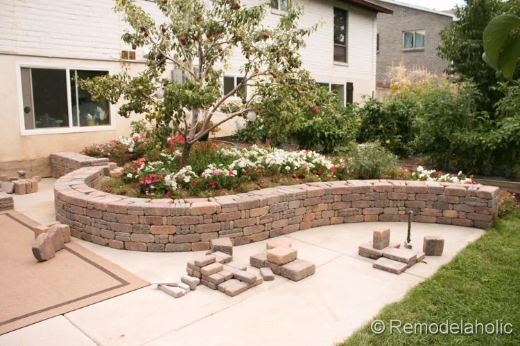 how to build a retaining wall with Rumblestone blocks from Bekob