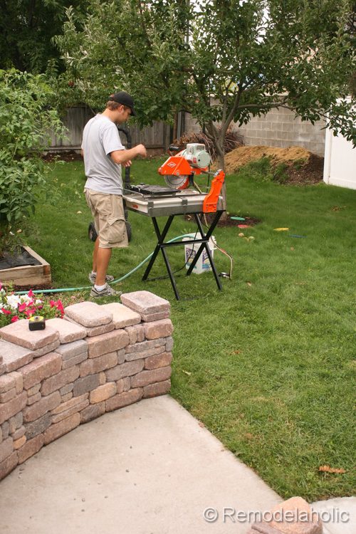 how to build a retaining wall using Pavestone, from Bekob