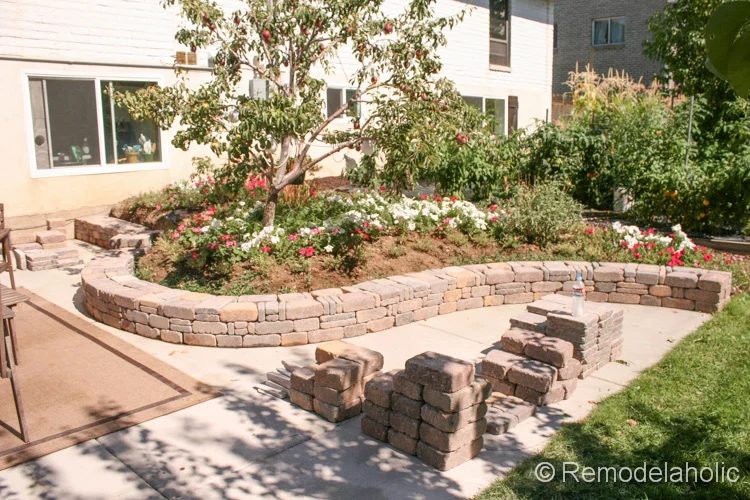 How to build a curved retaining wall with Pavestone blocks from Bekob