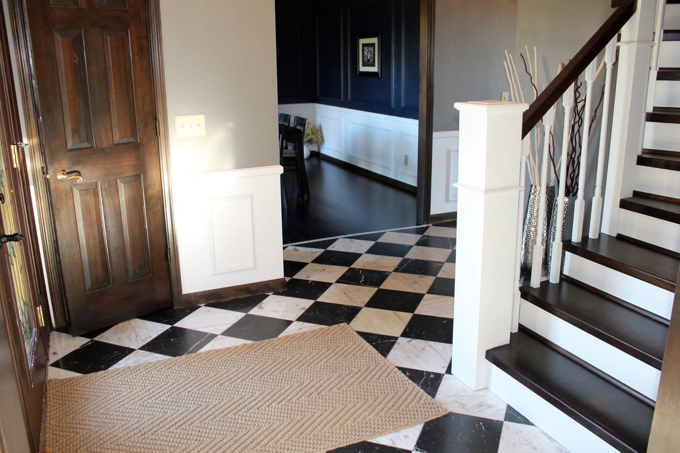tile checker entryway with wood and white curved staircase - Construction2Style via @Bekob