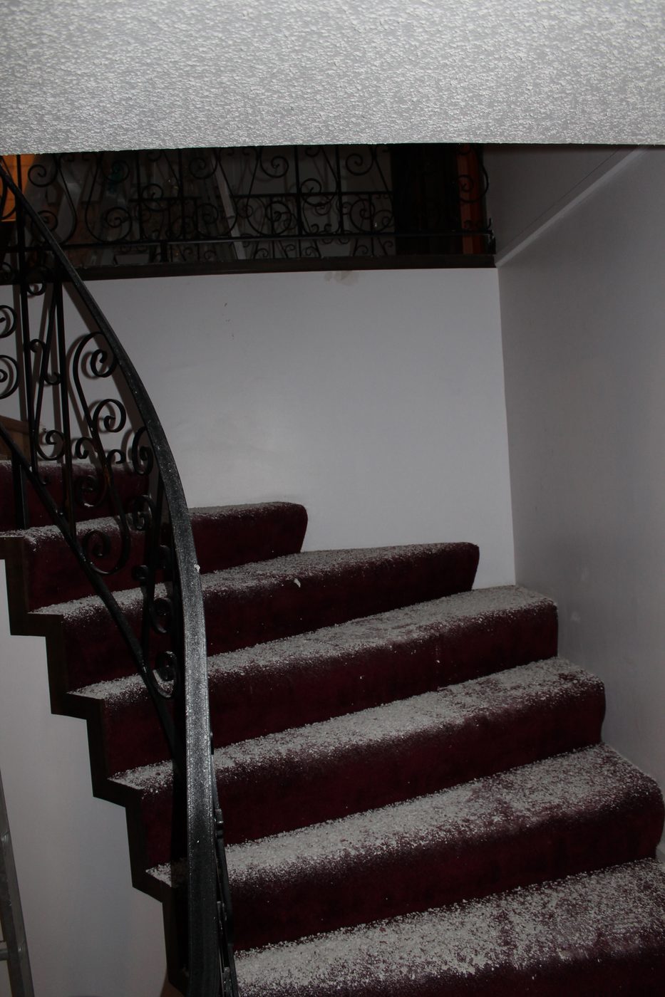 staircase before remodel - Construction2Style via @Bekob
