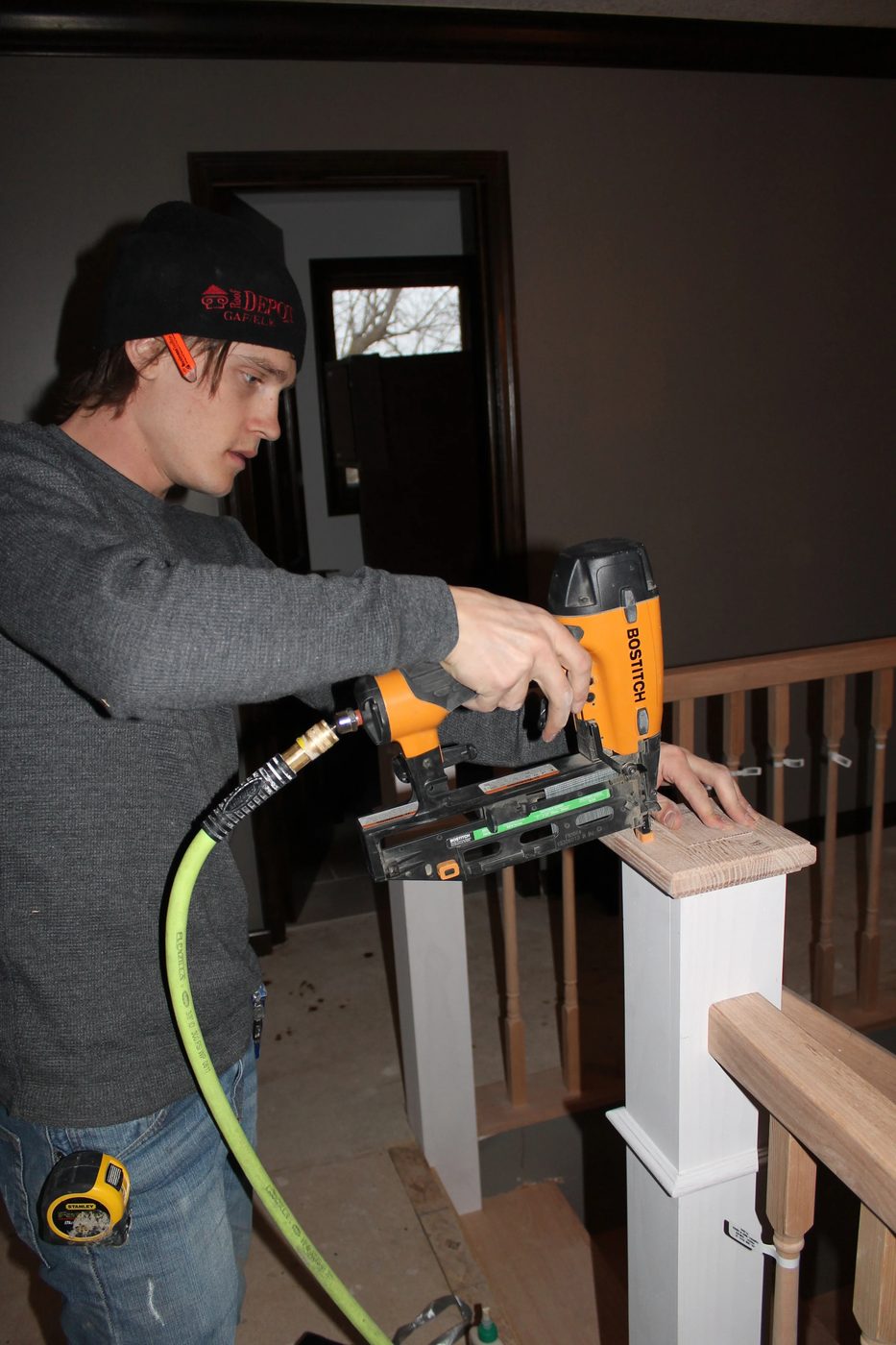 stair post endcap installation - Construction2Style via @Bekob