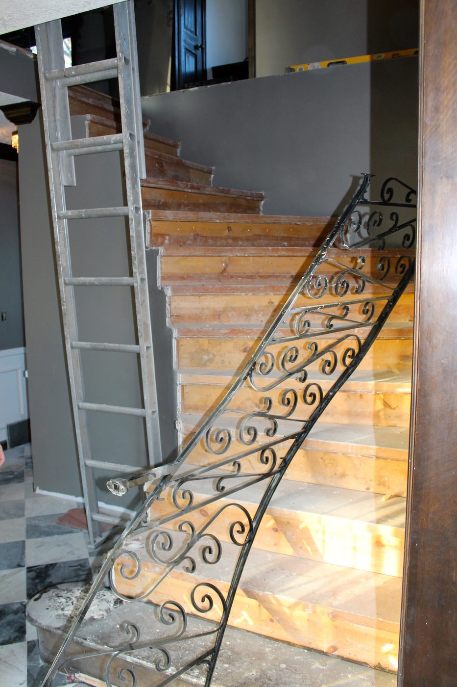 taking off iron stair railing - Construction2Style via @Bekob