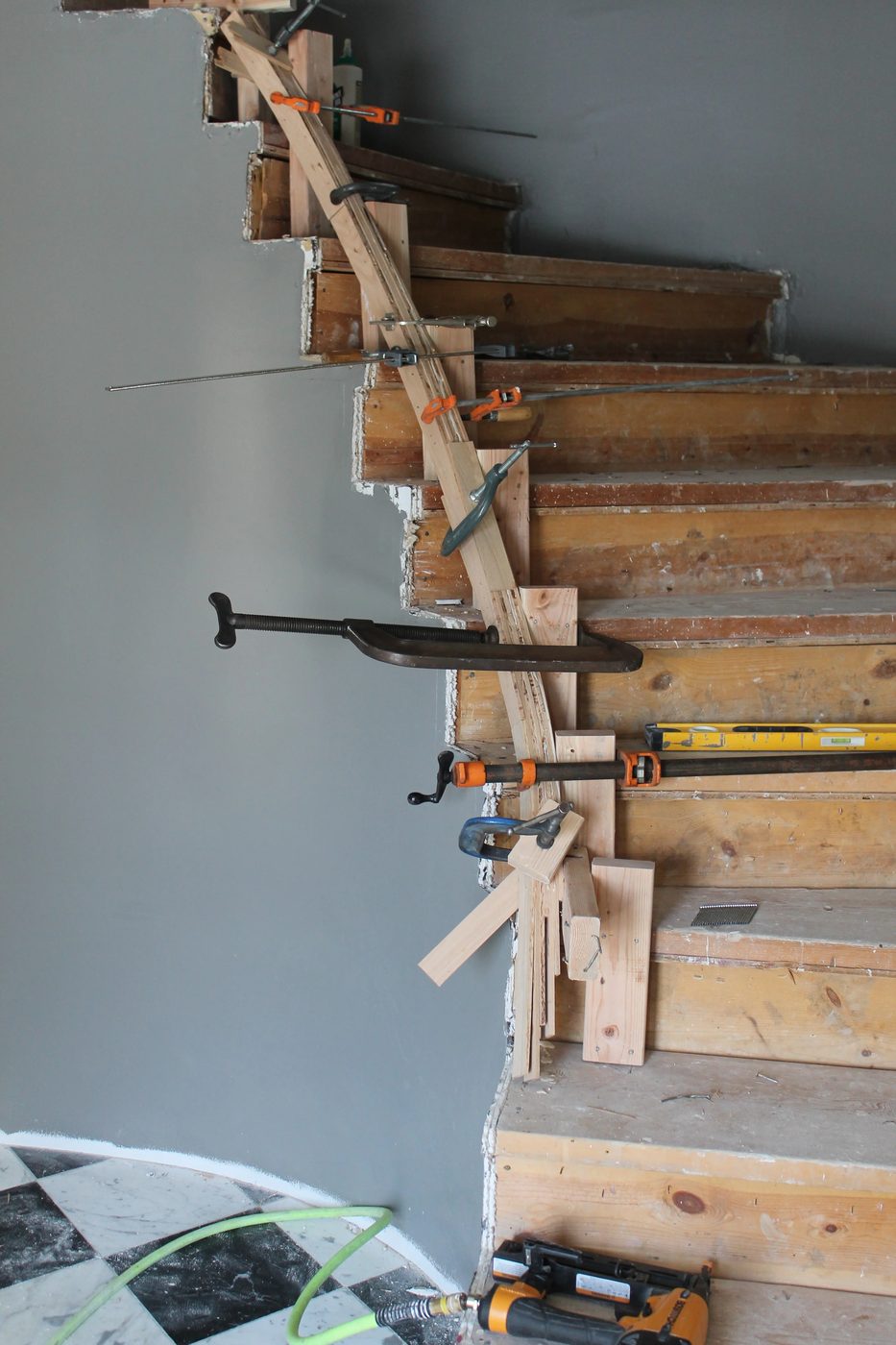 how to build a curved stair railing - Construction2Style via @Bekob