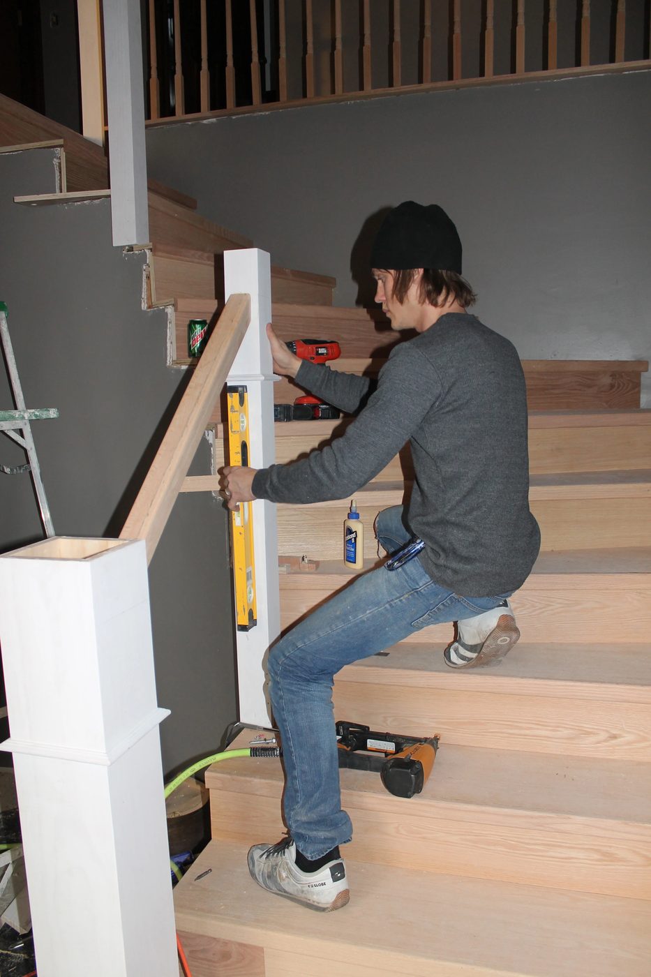build and install a new wood stair handrail - Construction2Style via @Bekob