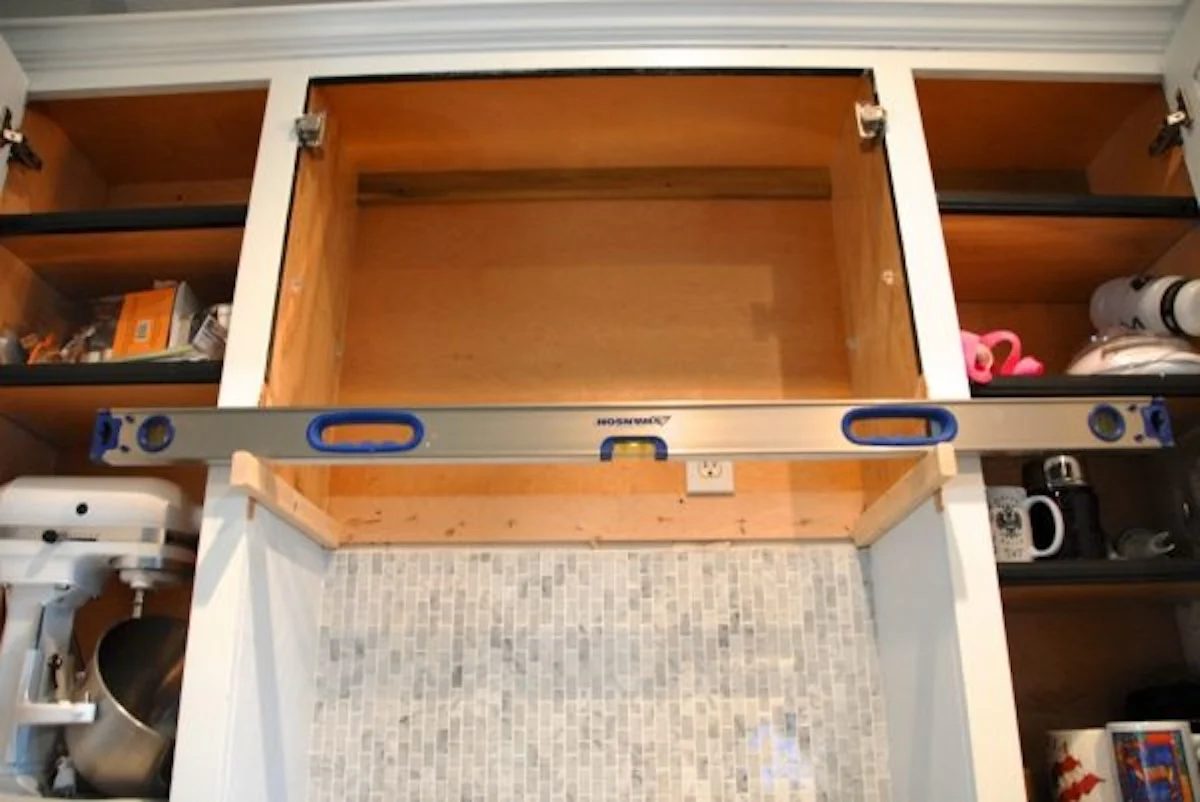 Level Side Supports Of Diy Custom Range Hood The Rozy Home Featured On Bekob 600x401
