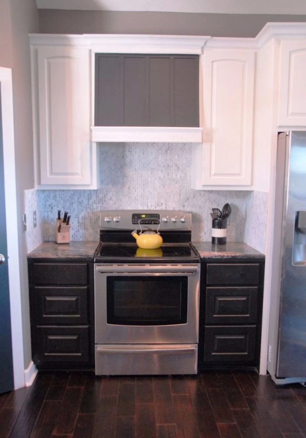 Prime And Paint A Diy Custom Range Hood The Rozy Home Featured On Bekob 560x800