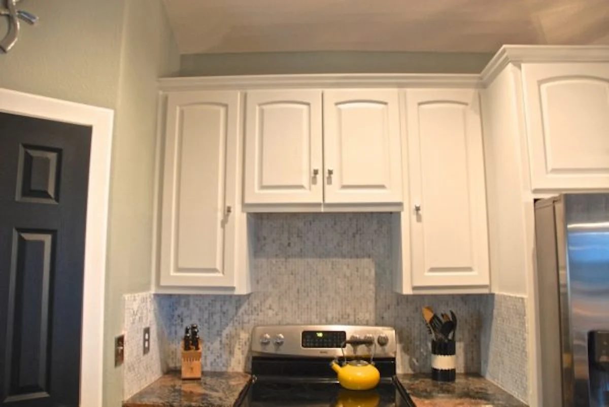 White Painted Kitchen Cabinets The Rozy Home Featured On Bekob 600x401