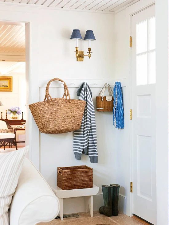 entryway mudroom area behind the door, BHG via Bekob