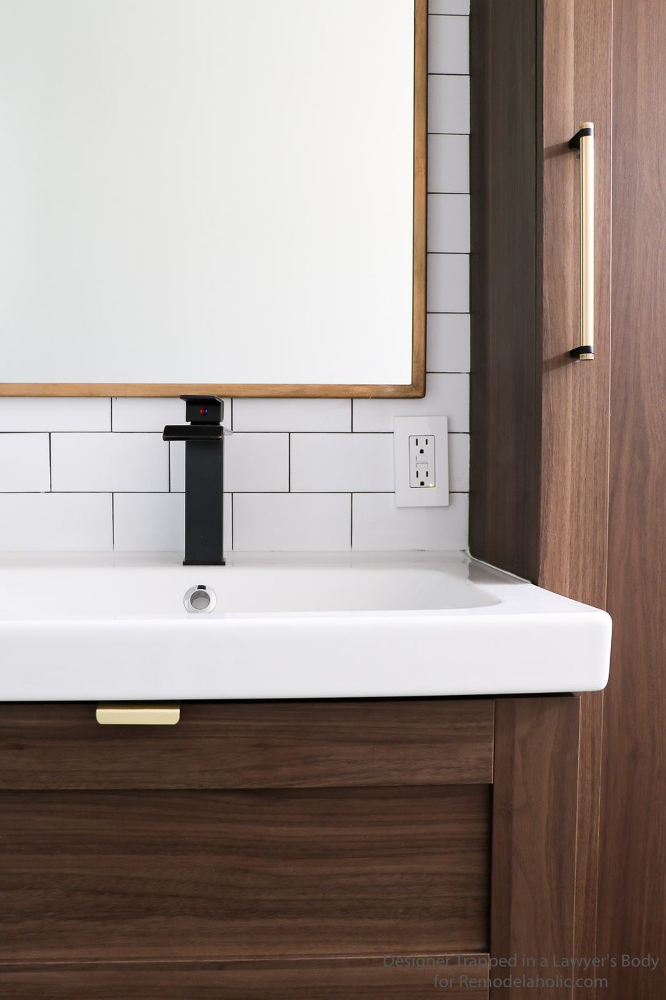 This is genius! You can create a vivid, rich gold finish for any metal framed mirror. It looks so straightforward and the end result is strong. Full walkthrough by Designer Trapped