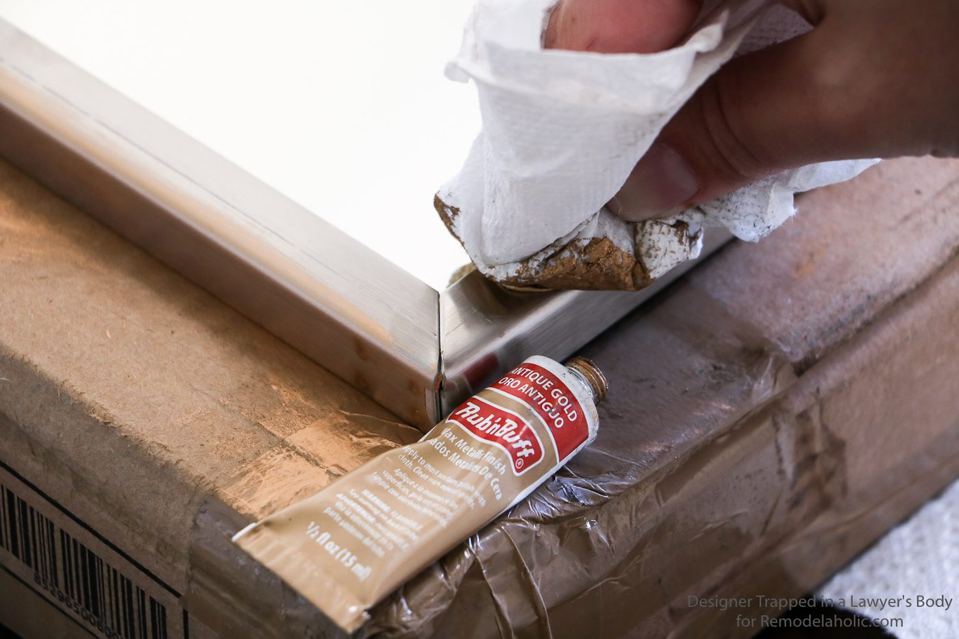This is genius! You can create a vivid, rich gold finish for any metal framed mirror. It looks so straightforward and the end result is strong. Full walkthrough by Designer Trapped