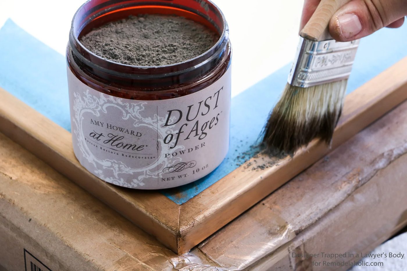 This is genius! You can create a vivid, rich gold finish for any metal framed mirror. It looks so straightforward and the end result is strong. Full walkthrough by Designer Trapped