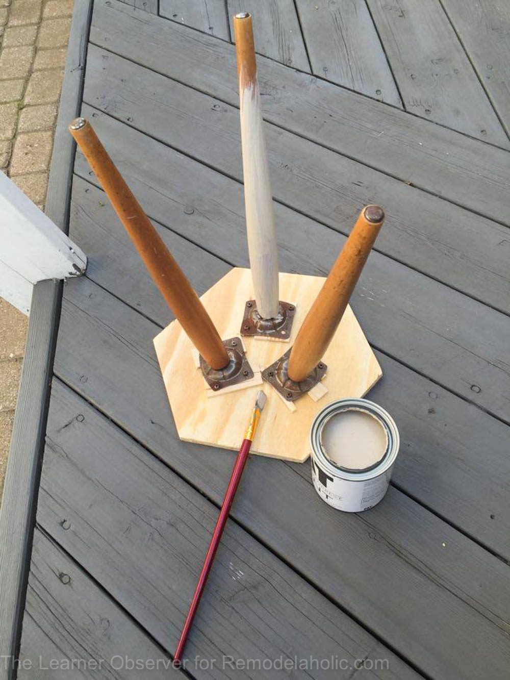 Make your own stools or plant stands by using the legs from thrifted tables and some plywood! An inexpensive and straightforward weekend project by The Learner Observer for Bekob