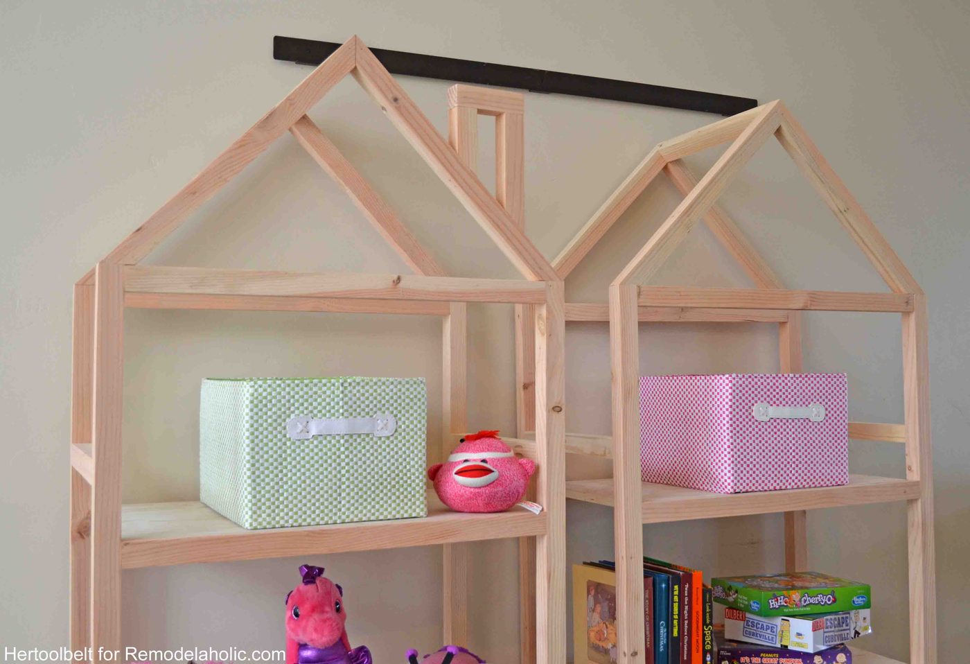 Get organized with these adorable house frame bookshelves. Free and straightforward plans to build a Handmade house frame bookshelf.