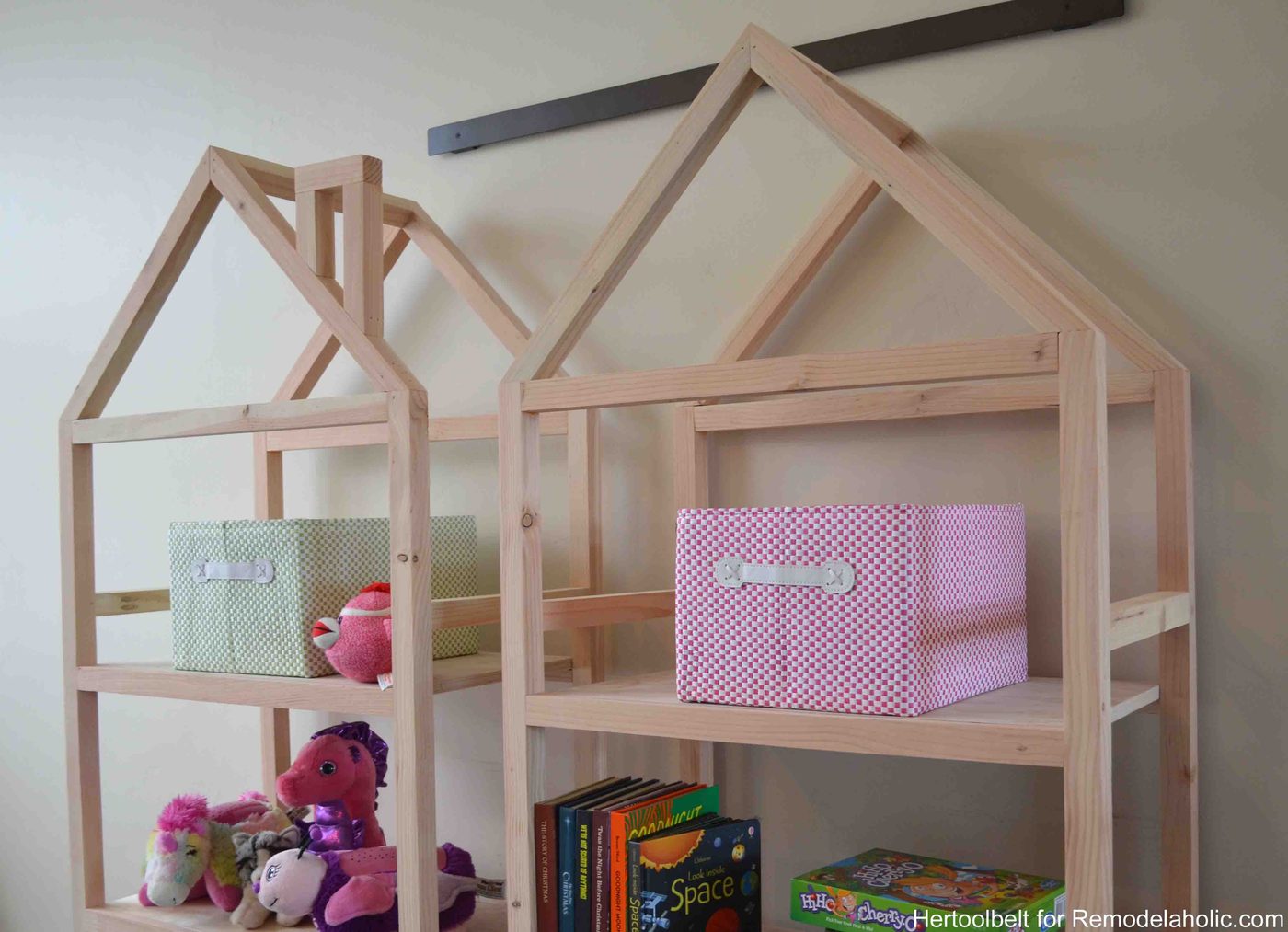 Get organized with these adorable house frame bookshelves. Free and straightforward plans to build a Handmade house frame bookshelf.