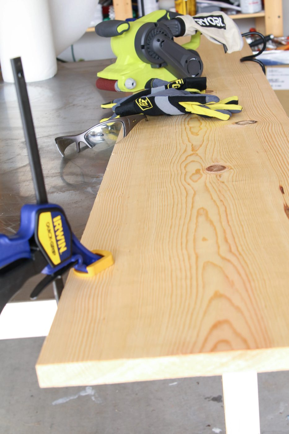 walkthrough for building a collapsible, light but sturdy, live edge dining table by Windgate Lane featured on @Bekob