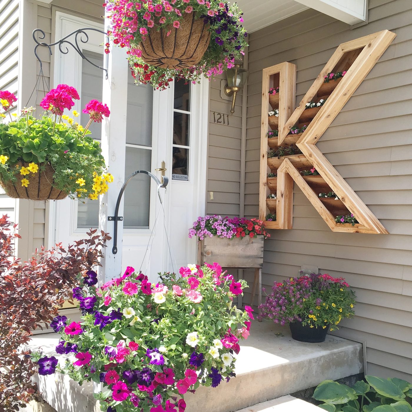 Large outdoor cedar Handmade monogram planter for shaded porch decoration - walkthrough and woodworking plans Bekob.com
