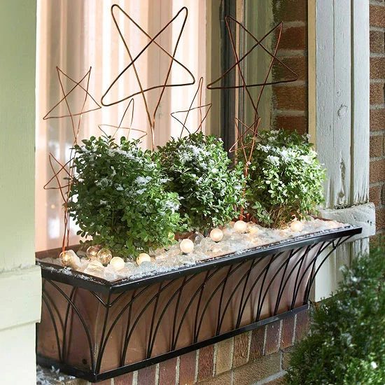 use lights and wire stars in outdoor window planter boxes - BHG via @Bekob