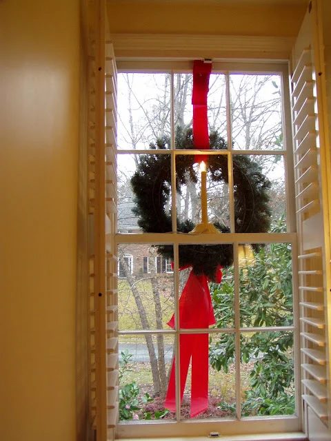easily hang wreaths on outdoor windows - Between Naps on the Porch via @Bekob