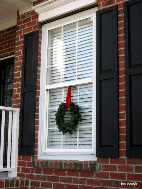 how to hang a wreath on the outside of a window - Bova Goods via @Bekob