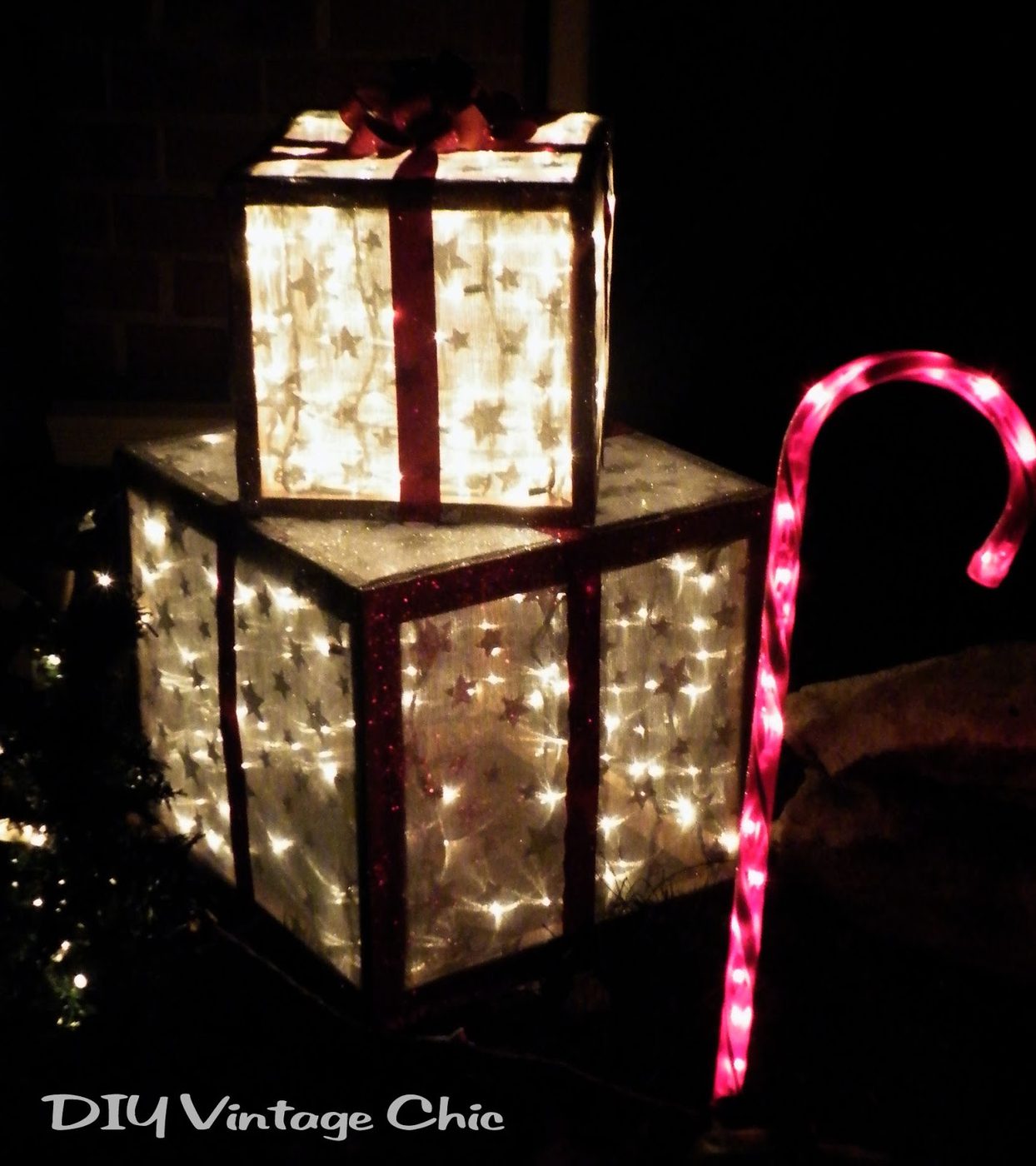 how to make lighted outdoor gifts for Christmas porch decor - Handmade Vintage Chic via @Bekob