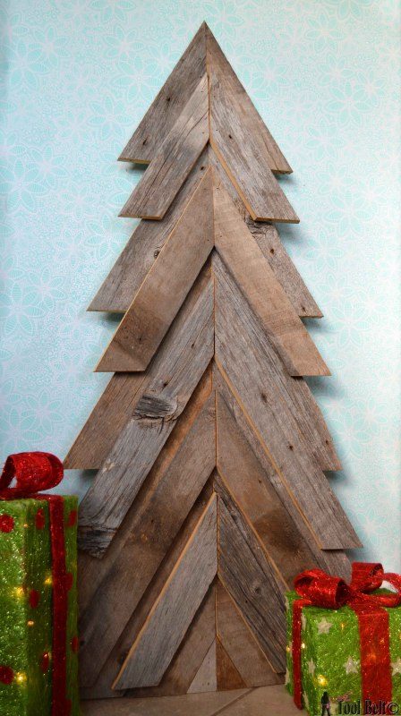 build an outdoor rustic Christmas tree - Her Toolbelt via @Bekob