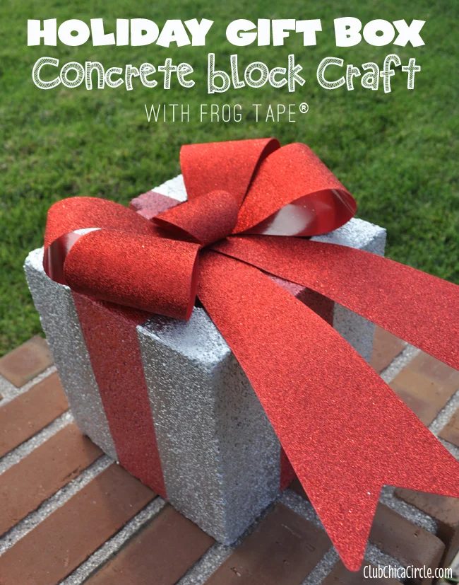 cinder block holiday gift porch decor - Club Chica Circle via @Bekob