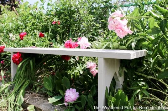 Handmade Outdoor Project Plans and Tutorials: Farmhouse Garden Bench