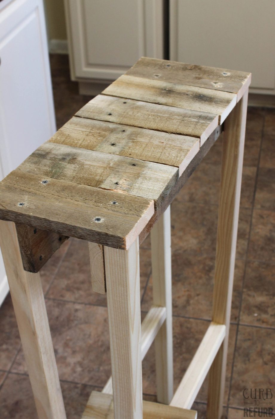 Handmade Console Table from a Pallet by Curb to Refurb featured on Bekob