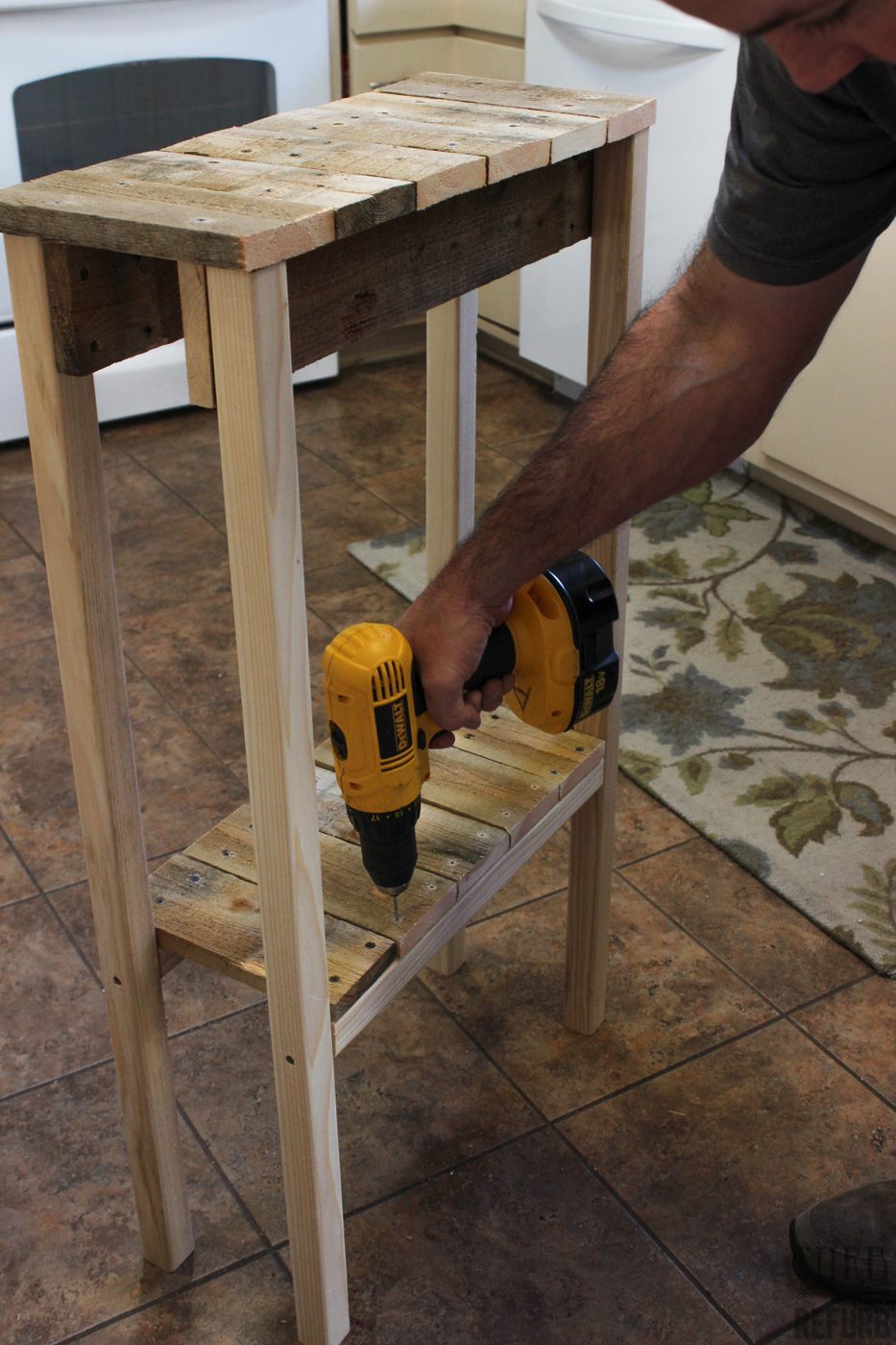 How to Build a Console Table from a Pallet by Curb to Refurb featured on Bekob