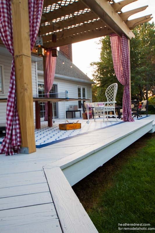 Build a Handmade pergola to make your backyard well fitted for relaxing and entertaining! Full walkthrough from The Heathered Nest on Bekob.com