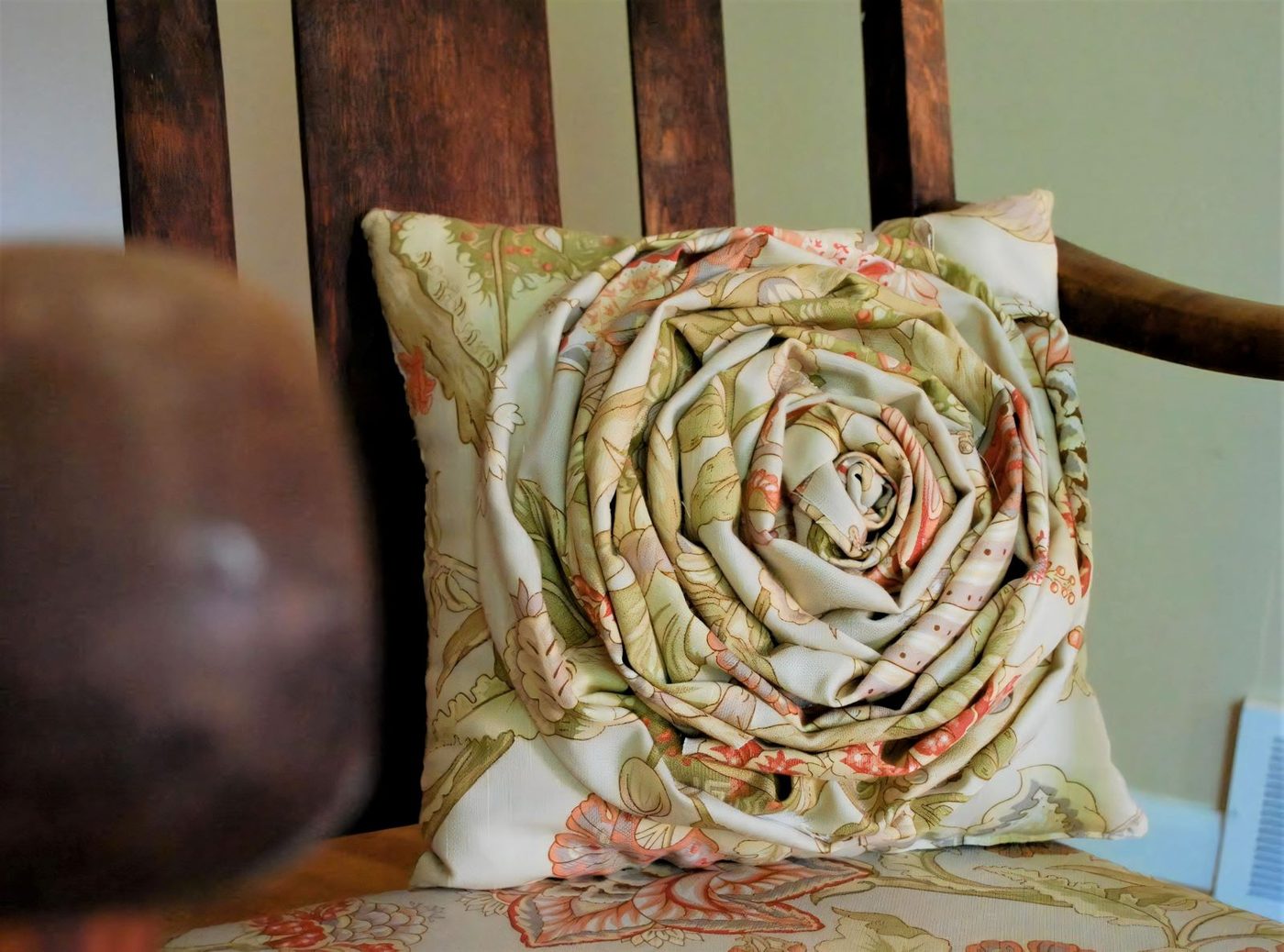 4 Rosette Pillow Crop 023336