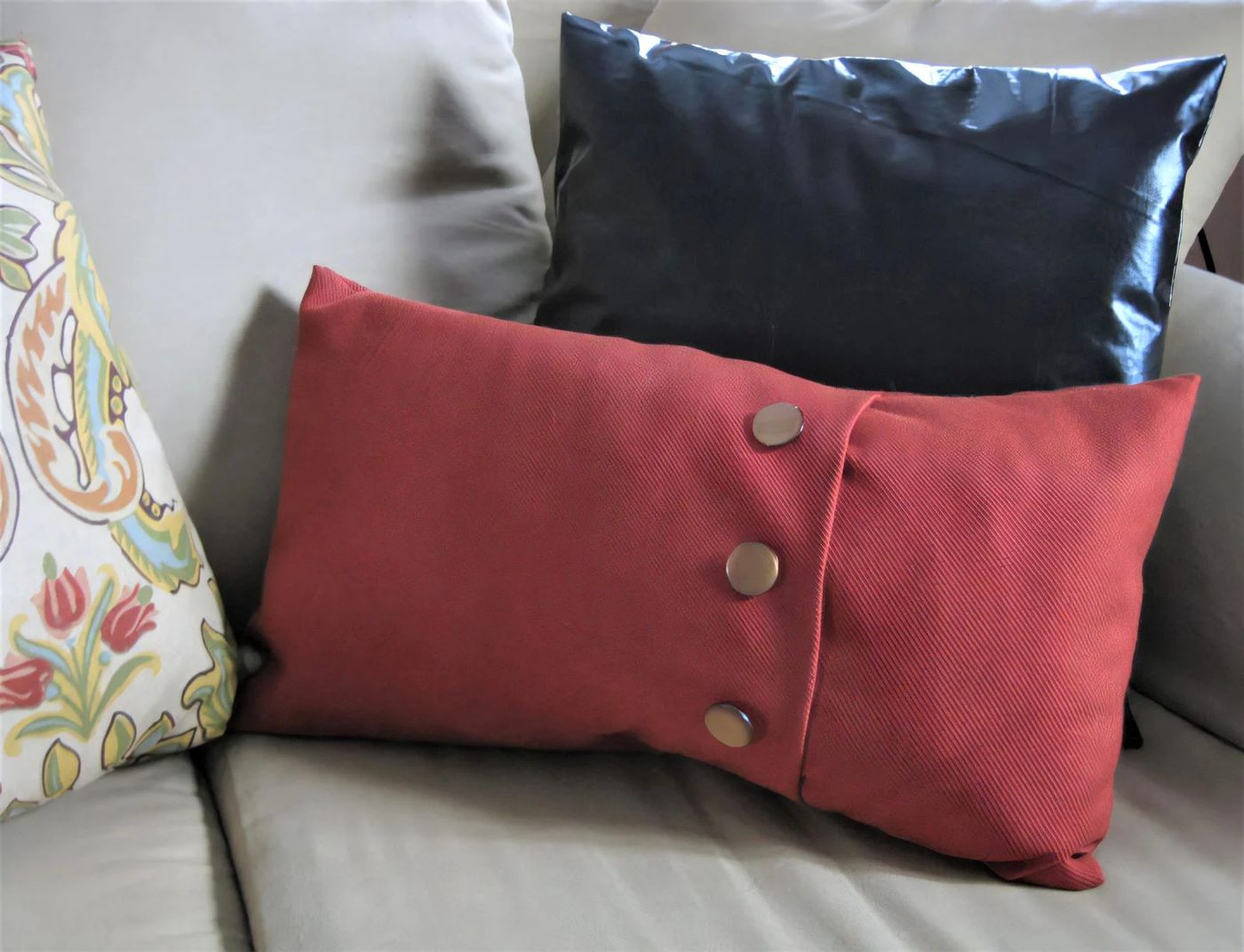 8 Long Button Pillow 023325