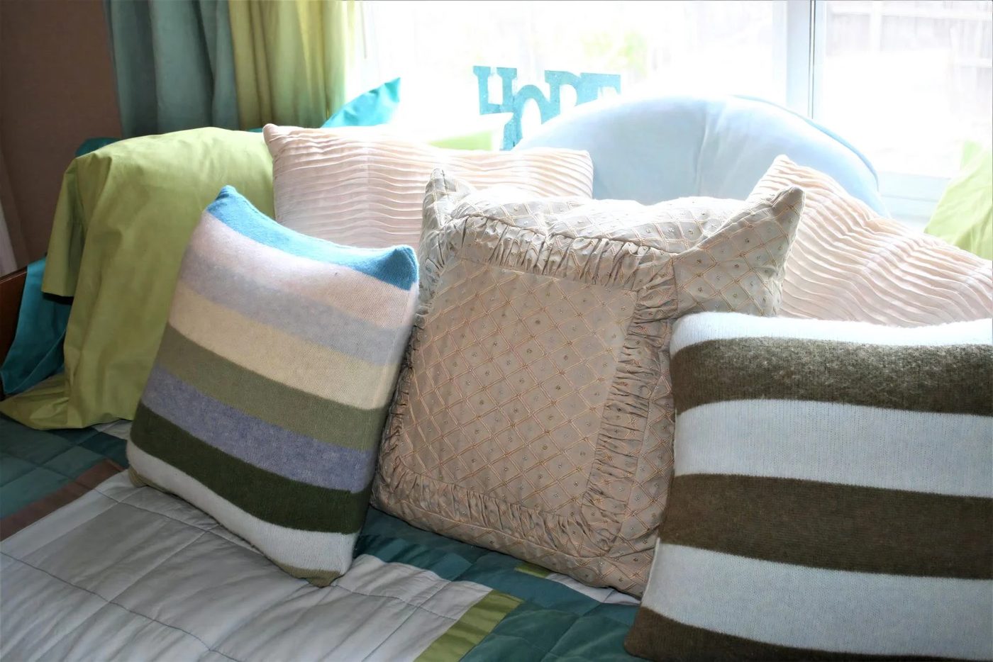3 Old Sweaters Into Pillow Coveres 023546