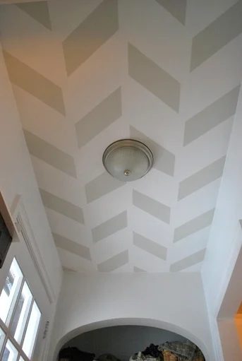 8 How painting a pattern on the ceiling can change the whole feel of the room, by The Sweetest Digs featured on @Bekob