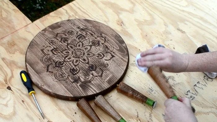 wipe-off-excess-stain-to-desired-effect