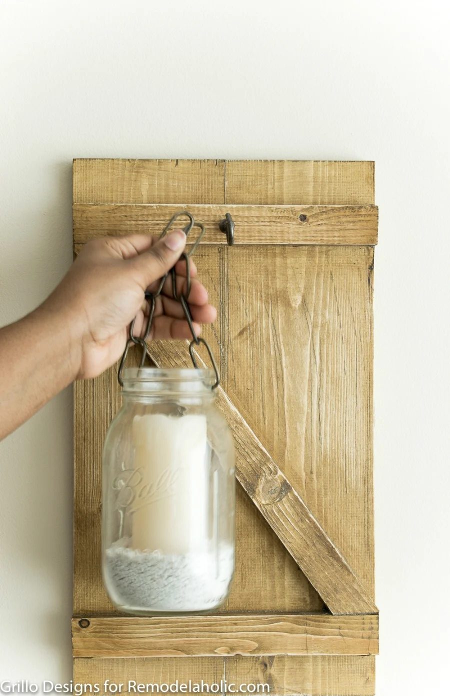 Bring the rustic farmhouse style home with this straightforward and inexpensive mason jar candle holder or vase. It's straightforward to make your own hanging mason jar!
