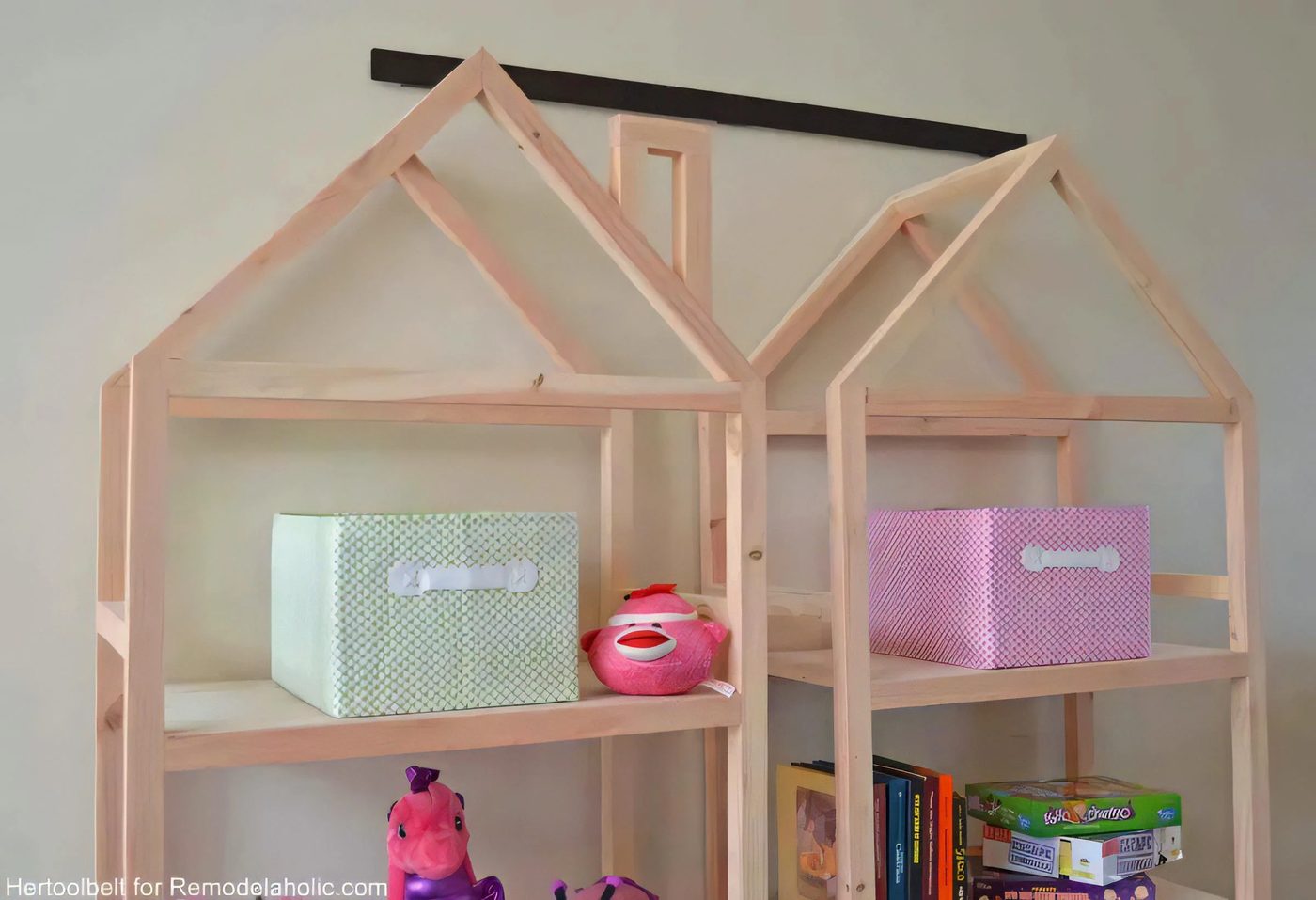 15 House Frame Bookshelf Roof Close Up 094254