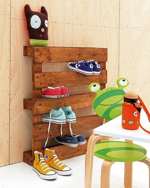 shoe storage options - pallet to hold shoes, via Shelterness