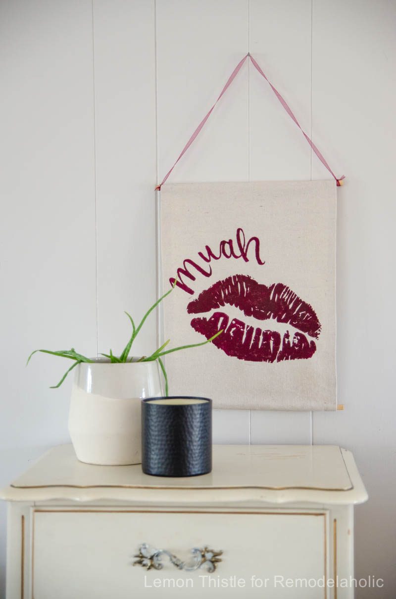 straightforward no-sew banner for a Valentine's Day wall hanging -- so straightforward to customize for any holiday @Bekob (1)