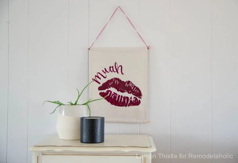 straightforward no-sew banner for a Valentine's Day wall hanging -- so straightforward to customize for any holiday @Bekob (2)