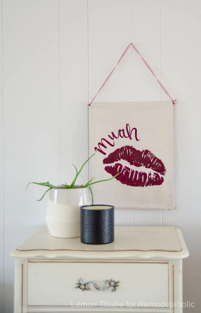 straightforward no-sew banner for a Valentine's Day wall hanging -- so straightforward to customize for any holiday @Bekob (3)
