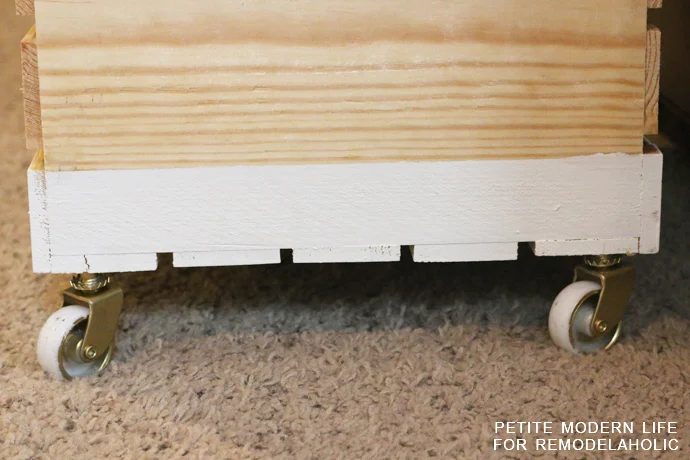 A striking multi-purpose display box with gold accents that's ideal for magazines, blankets, and toys!