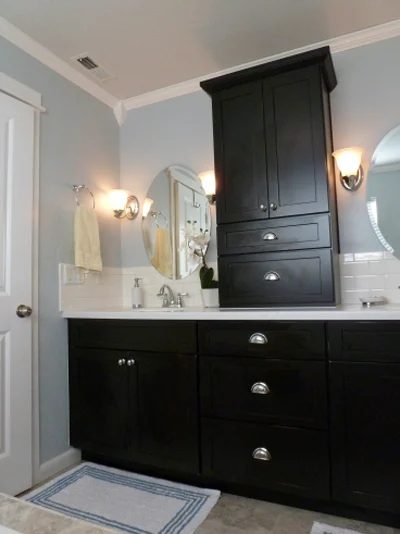black and white bathroom