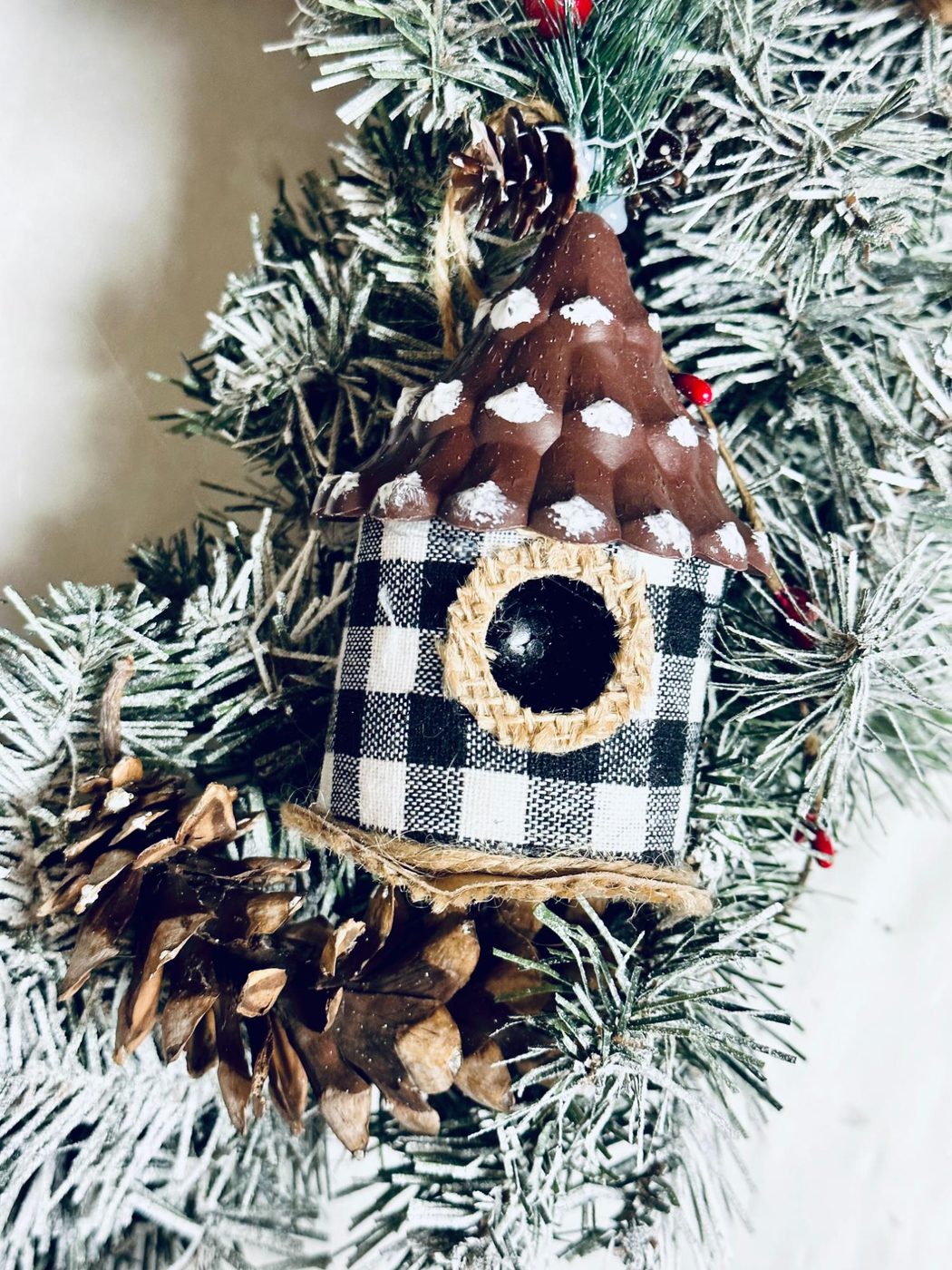 How To Flock A Handmade Cardinal Winter Wreath walkthrough, Bekob (12)